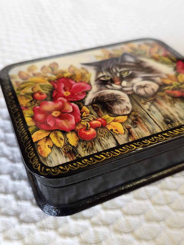 Lacquer Box Cat in Flowers